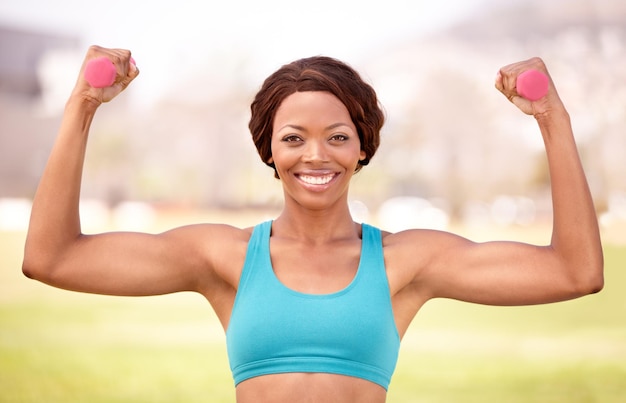 Wagi fitness i portret czarnej kobiety wyginają się w parku do ćwiczeń i treningu kulturystów Sport szczęśliwy i lekkoatletka uśmiech do podnoszenia ciężarów zdrowy styl życia lub silne mięśnie