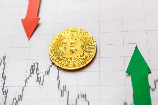 Wahania i prognozy kursów walut bitcoin wirtualnych pieniędzy Czerwone i zielone strzałki ze złotą drabiną Bitcoin na papierowym tle wykresu forex Koncepcja kryptowaluty