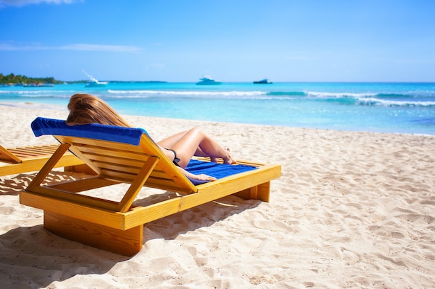 Wakacje letnie wakacje tapeta tło - słoneczna tropikalna egzotyczna karaibska rajska plaża z białym piaskiem