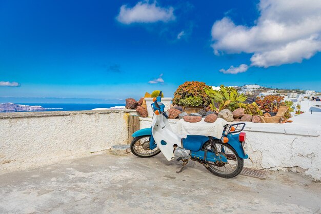 Wakacje na Santorini. Idylliczny widok na kalderę, tradycyjny motorower w Grecji, skuter, biała wioska