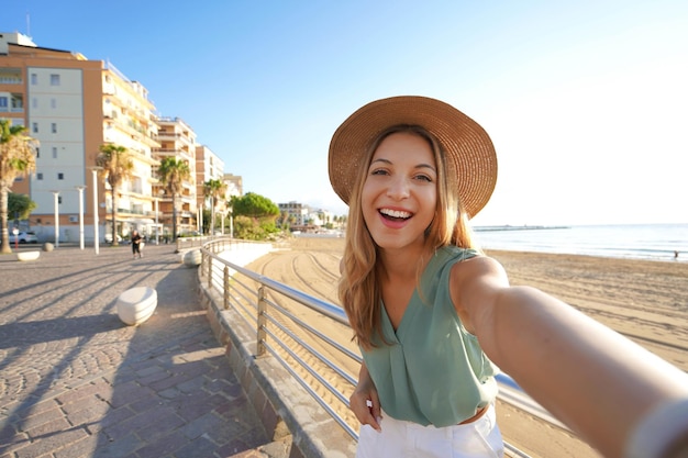 Wakacje w Kalabrii Selfie girl na promenadzie Crotone w Kalabrii na południu Włoch