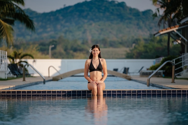 Wakacje w luksusowym hotelu kobieta relaks w pobliżu pięknego basenu Pielęgnacja urody i ciała Widok z tyłu bez twarzy