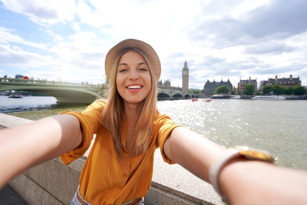 Wakacje w Wielkiej Brytanii Brazylijka robi sobie zdjęcie selfie smartfonem w Londynie w Wielkiej Brytanii