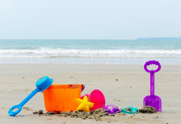 Wakacje z zabawkami na plaży i niebo w narzędziu szlifierskim