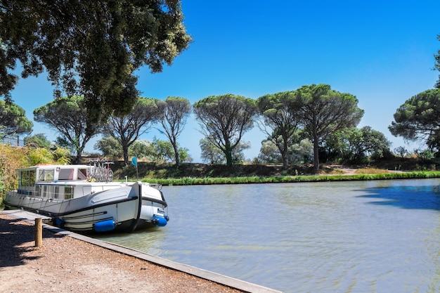 Wakacyjna łódź W Canal Du Midi Rodzinny Rejs Statkiem Barką Penichette Wakacje We Francji