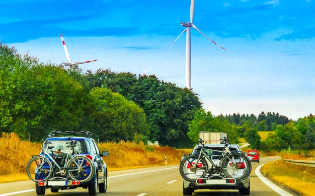 Wakacyjna Wycieczka Samochodem Z Rowerem Po Szosie W Szwajcarii, świetny Design Do Dowolnych Celów. Letnia Przejażdżka Autostradą. Wakacyjna Podróż Na Rekreację. Ruch Na łonie Natury. Krajobrazy I Krajobrazy.