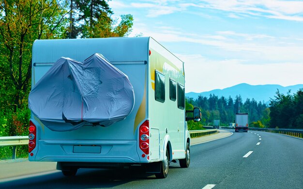 Wakacyjna wycieczka z przyczepą kempingową Samochód z rowerem na drodze, Słowenia. Kamper i letnia jazda na autostradzie. Wakacyjna podróż kamperem w celach rekreacyjnych. Motor home minivan ruchu jeździć na przyrodzie. Sceneria.