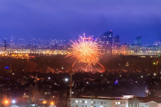 Wakacyjne fajerwerki w mieście z błękitnym nocnym niebem