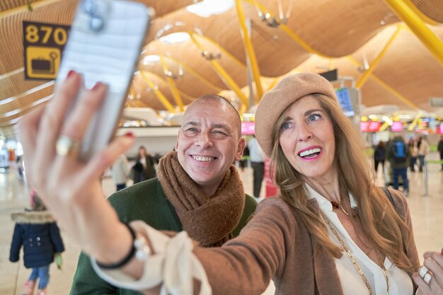 Wakacyjne selfie Piękna para w średnim wieku robiąca selfie za pomocą smartfona