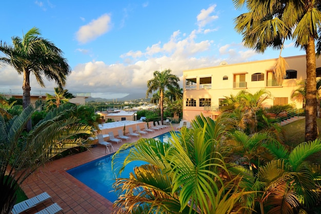 Wakacyjny kurort nad górą z pięknym kolorem rano w San Juan, Puerto Rico.