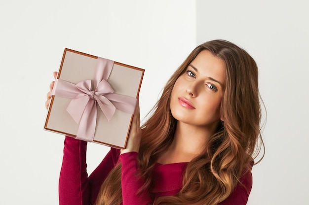 Wakacyjny prezent na urodziny baby shower ślub lub luksusowe pudełko kosmetyczne dostawa subskrypcji szczęśliwa kobieta trzymająca owinięty różowy prezent