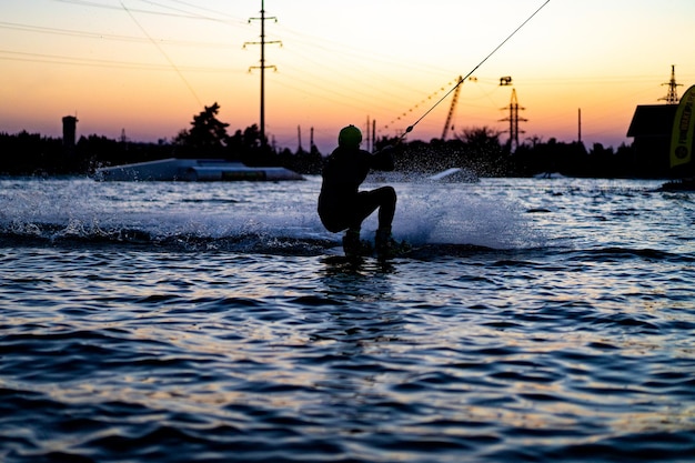 wakeboard. wakeboarding skoki o zachodzie słońca