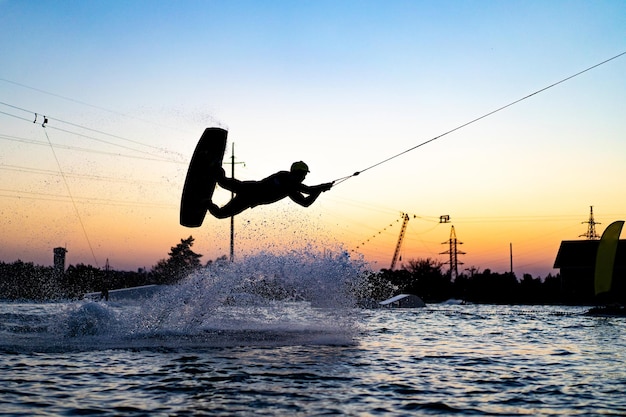 wakeboard. wakeboarding skoki o zachodzie słońca