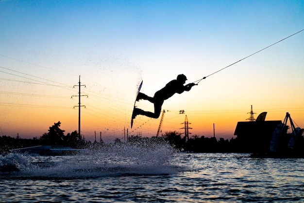 wakeboard. wakeboarding skoki o zachodzie słońca