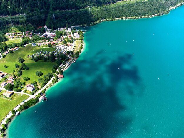 Zdjęcie walchensee z piękną wodą z karaibów z góry