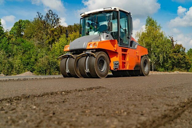 Walcowa zagęszczarka wibracyjna tandemowa pracująca na nawierzchni asfaltowej selektywne skupienie się na naprawach dróg