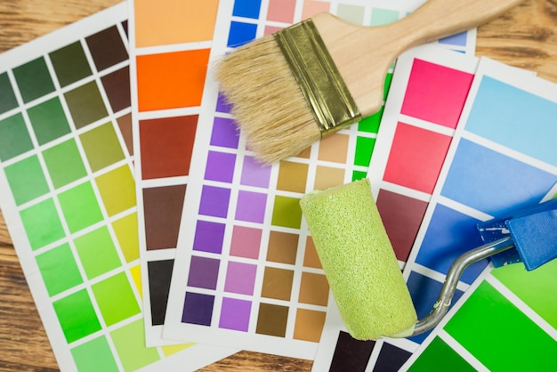 Zdjęcie wałek do malowania i zbliżenie przewodnika po palecie kolorów przewodnik po palecie kolorów katalog kolorów