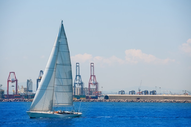 Walencja miasta port z żaglówką i żurawiami w tle