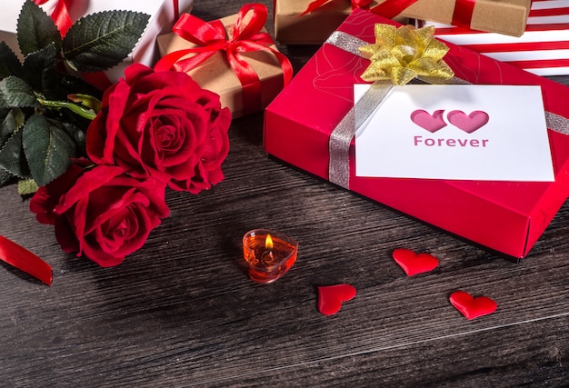 Walentynka dnia tło, walentynka dnia karta z różami i prezenty na drewnianej desce