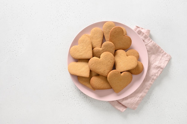 Walentynki ciasteczka w kształcie serca na białym tle