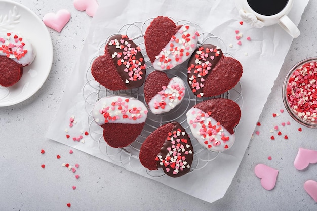 Walentynki Ciasteczka z czerwonego aksamitu lub brownie w kształcie serca w polewie czekoladowej na różowym romantycznym tle Pomysł na deser na Walentynki Dzień Matki lub Dzień Kobiet Smaczne domowe ciasto deserowe