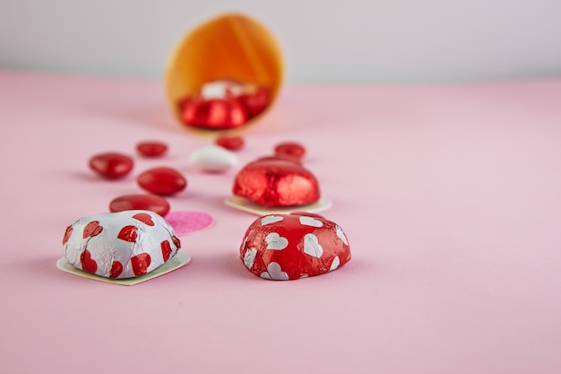 Walentynki cukierki serca na stole lody na różowym stole. Selektywny