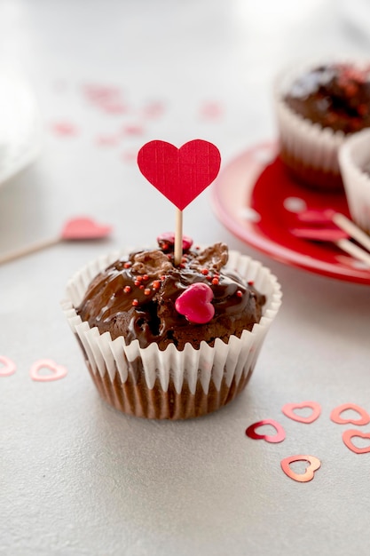 Walentynki czekoladowe domowe babeczki babeczki z posypką w kształcie serca