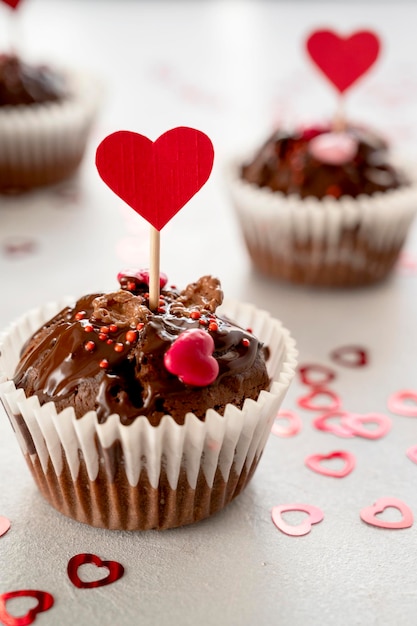 Walentynki czekoladowe domowe babeczki babeczki z posypką w kształcie serca
