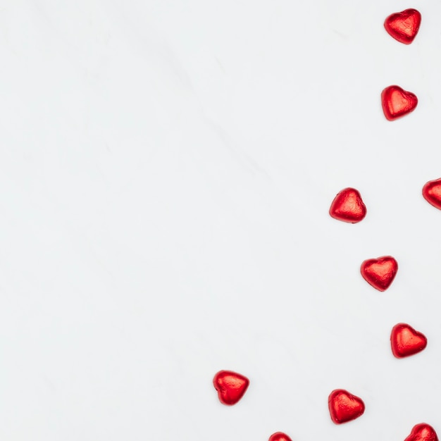 Walentynki czerwone czekoladowe serca na białym tle