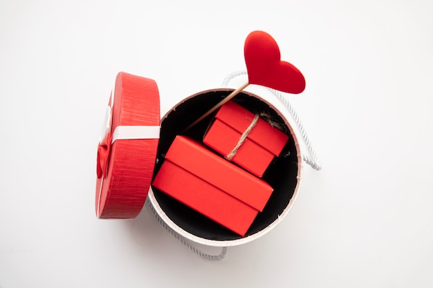 Walentynki czerwone serce i pudełko. Karta walentynkowa wakacje z miejsca na kopię.