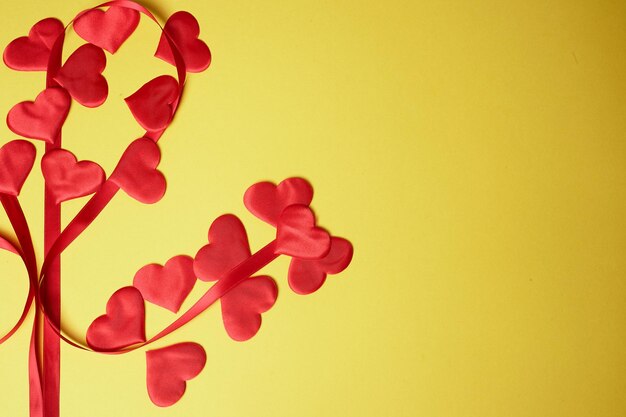 Walentynki Deklaracja miłości Drzewo miłości z serca i wstążki Żółte tło