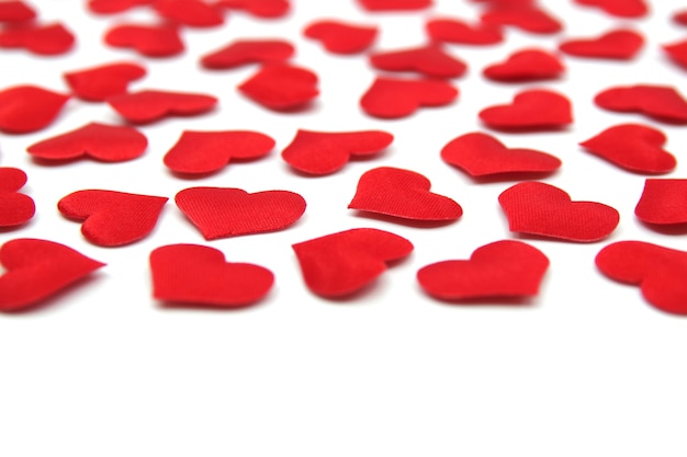 Walentynki-dzień tło. Czerwone serca jasne na białym tle.
