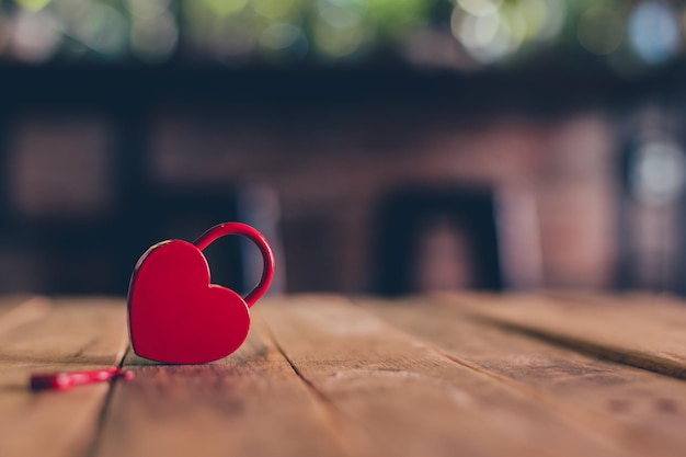 Walentynki i koncepcja miłości z kłódką w kształcie serca. Najsłodszy klucz i symbol romansu do odblokowania.