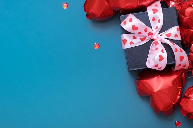 Walentynki kartkę z życzeniami Skopiuj miejsce Pudełko i balony w kształcie czerwonego serca na niebieskim tle
