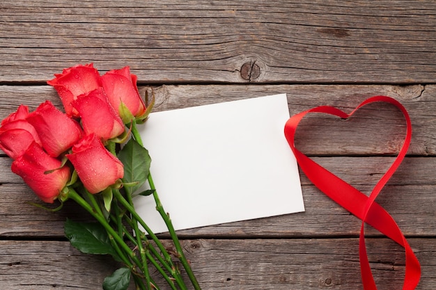 Walentynki kartkę z życzeniami z czerwonymi różami