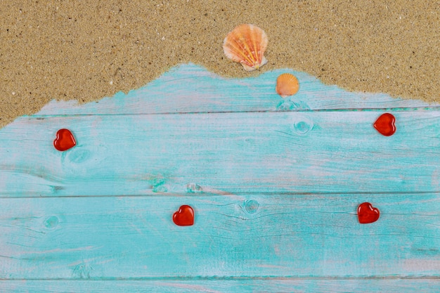 Walentynki kompozycja z piasku morskiego i muszli