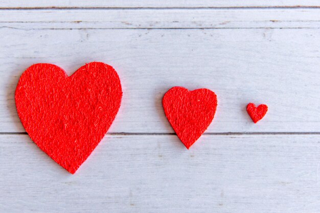 Walentynki koncepcja serca na drewnianym stole