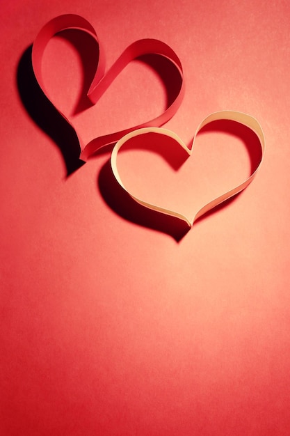 Walentynki serce wykonane ze wstążki na czerwonym tle