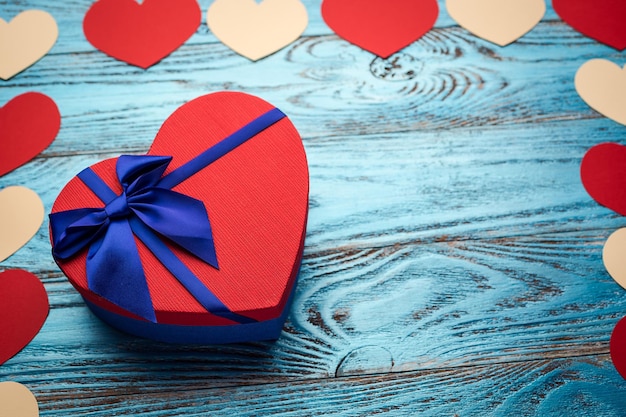 Walentynki tło z prezentem pudełko w formie serca