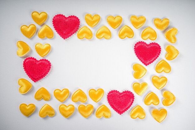 Walentynki transparent z złote i czerwone serca, widok z góry