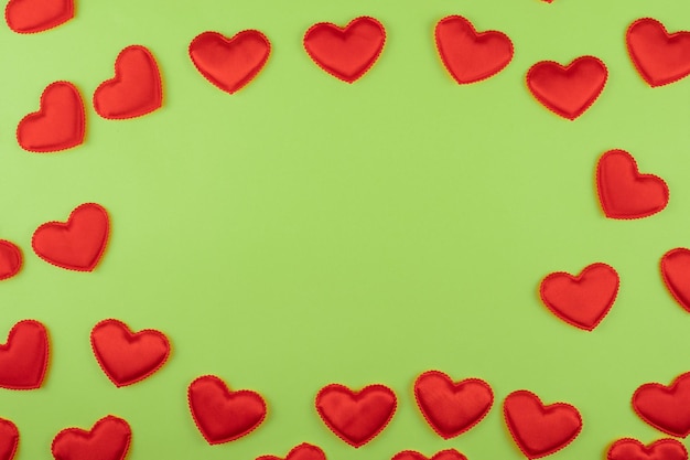 Walentynki zielony papier tło z czerwonym sercem w tle walentynki lub koncepcja miłości kopia ...