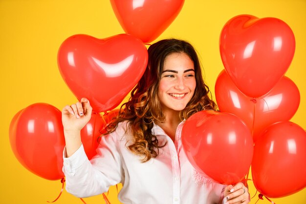 Walentynkowa Kartka Od Niego. Szczęśliwych Walentynek. Dziewczyna Dostała Balon Serce Od Walentynki. Szczęśliwa Kobieta Balon Kilka Prezentów. 14 Lutego Ulubione święto. Kocham Niespodziankę Randkową. Balon Z Helem Na Imprezę.