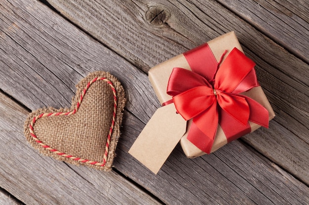 Walentynkowe serce i pudełko na prezent