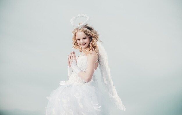 Walentynkowy aniołek modli się do ślicznej białej dziewczynki jako amorek gratulujący świętego walentynki da