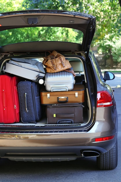 Zdjęcie walizki i torby w bagażniku samochodu gotowe do wyjazdu na wakacje