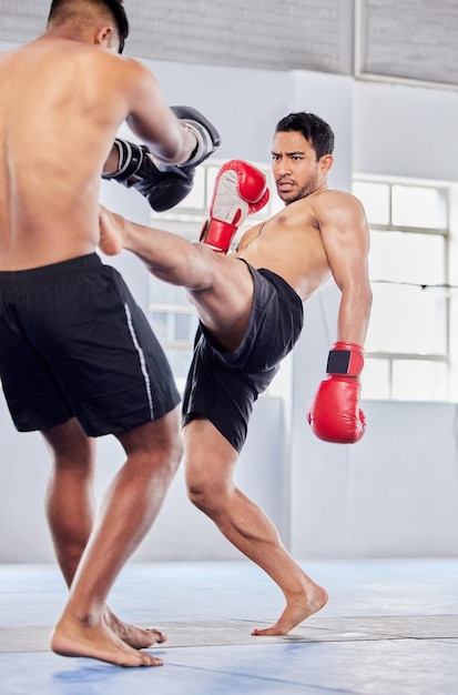 Walka MMA i walka ze sportowcem i rywalem walczącym na siłowni lub klubie fitness w celu samoobrony Ćwiczenia i trening fitness z męskim wojownikiem i rywalizacja na siłowni w sportach walki