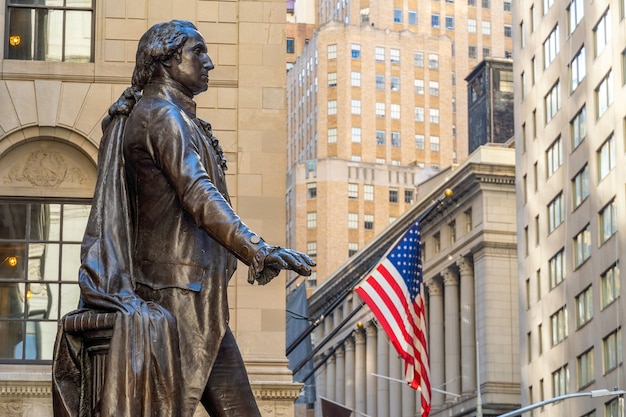 Wall Street w dzielnicy finansowej Manhattan i pomnik Waszyngtona na pierwszym planie