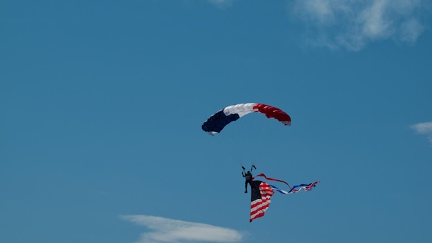 Walter Green pływający pod amerykańską flagą na Rocky Mountain Airshow w Broomfield w stanie Kolorado.