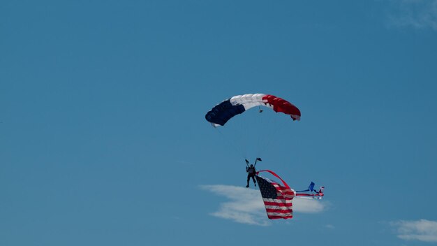 Walter Green pływający pod amerykańską flagą na Rocky Mountain Airshow w Broomfield w stanie Kolorado.