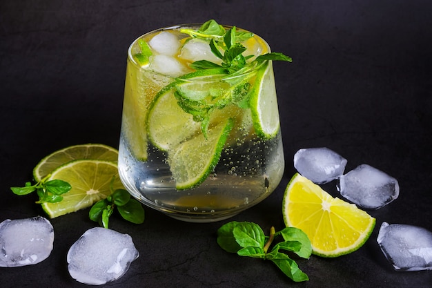 Wapno mojito w przezroczystym szkle na ciemnym tle.